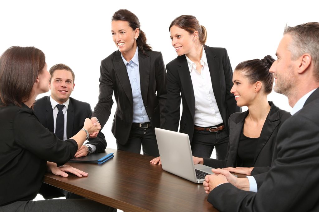 Professionnels en réunion autour d’une table avec un ordinateur portable